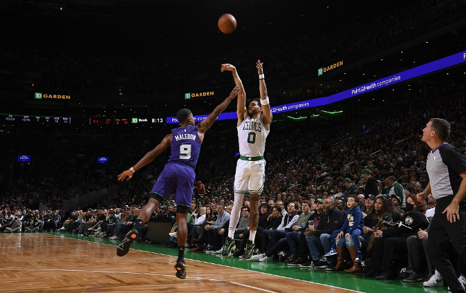  塔图姆狂砍47分创生涯新高绿军大胜尼克斯稳居东部前三